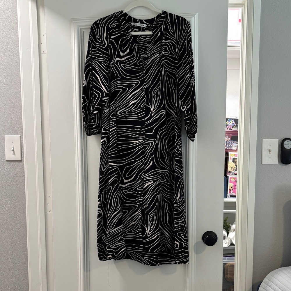 Zara Black and White Long Sleeve Dress